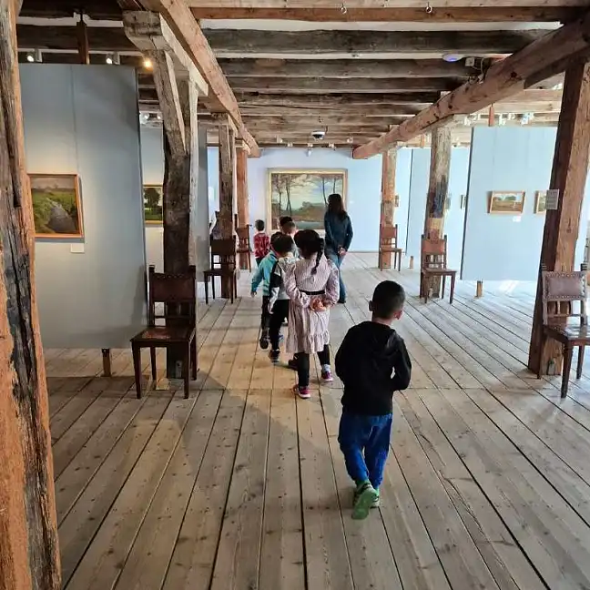 Kinder schlendern durch das Overbeck-Museum