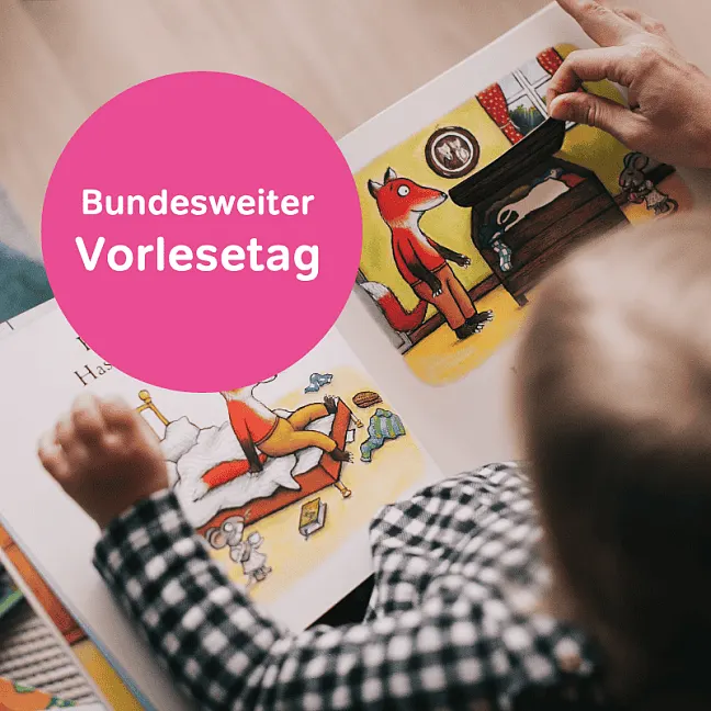 Kind sitzt auf dem Schoß einer Frau und hält ein Buch in der Hand. Im kreisrunden, pinken Störer steht: Bundeweiter Vorlesetag