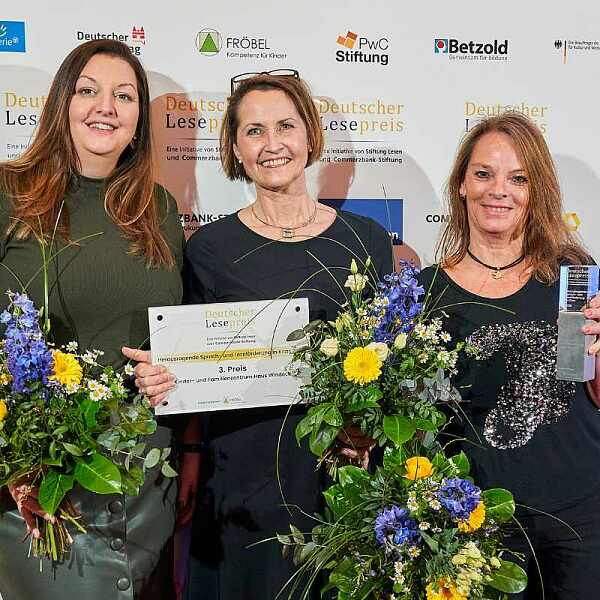  Mareike Prigge, Susanne Killing und Gaby Kölling bei der Verleihung des Deutschen Lesepreises 2023 © Stiftung Lesen