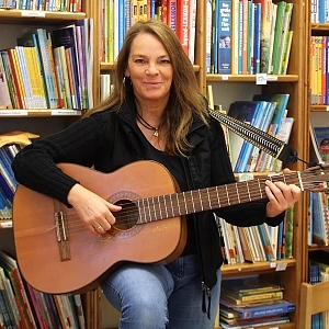 Gaby Kölling mit Gitarre in der Hand