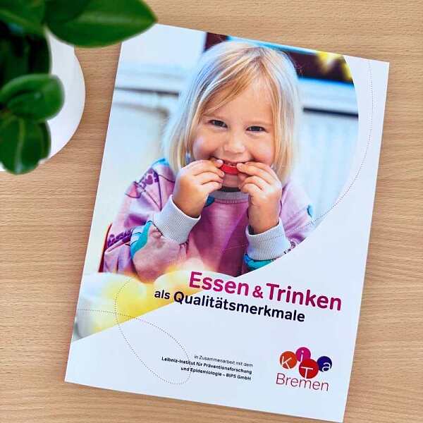 Titel des KiTa Bremen Ernährungskonzeptes: Essen & Trinken als Qualitätsmerkmal