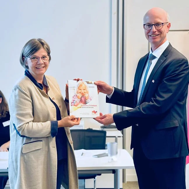 Übergabe des KiTa Bremen Ernährungskonzeptes (Links Petra Subakow, Referatsleitung Hauswirtschaft und Hygiene bei KiTa Bremen, rechts Uwe Kathmann, Geschäftsführer und kaufmännischer Leiter bei KiTa Bremen