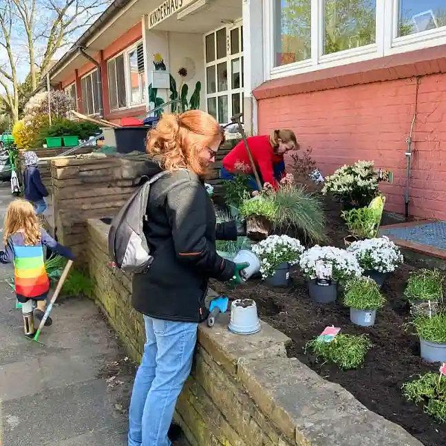 Kinder- und Familienzentrum Löwenzahn bepflanzt das Hochbeet vor der Tür neu.