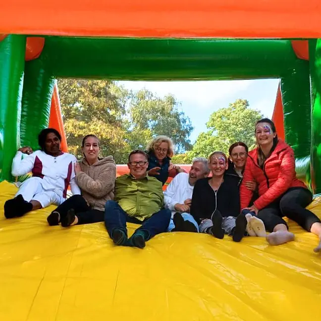 Team des Kinder- und Familienzentrums Graubündener Straße auf Rutsche der Hüpfburg 