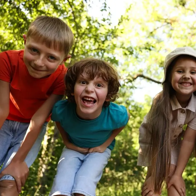 Kinder grinsen in die Kamera