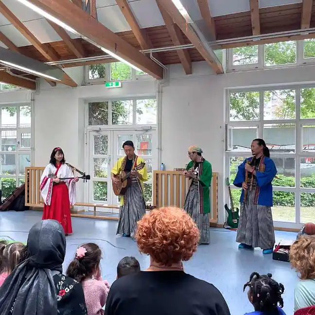 Konzeprt der Musikgruppe Wayra JaponAndes in der Turnhalle des Kinder- und Familienzentrums Kinderhafen Tenever.