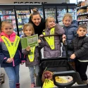 Gruppenfoto von Kindern und einer Erzieherin im Supermarkt