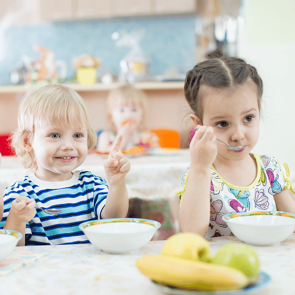 Zwei Kinder beim Frühstücken