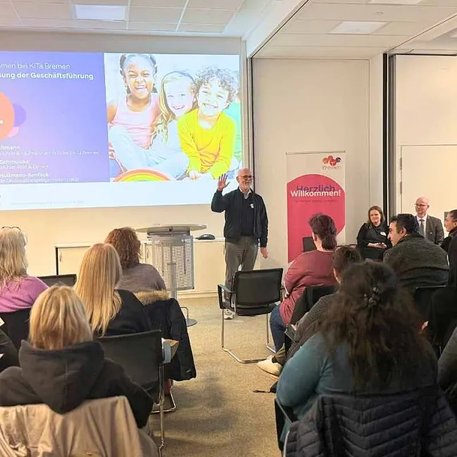 Kaufmännischer Leiter von Petri & Eichen steht vor einem sitzenden Plenum und verabschiedet sich.
