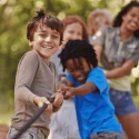 Kinder, die gemeinsam draußen in der Sonne spielen