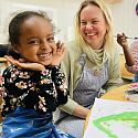 Erzieherin mit zwei Kindern im Kunstatelier des Kinder- und Familienzentrums Kinderhafen Tenever