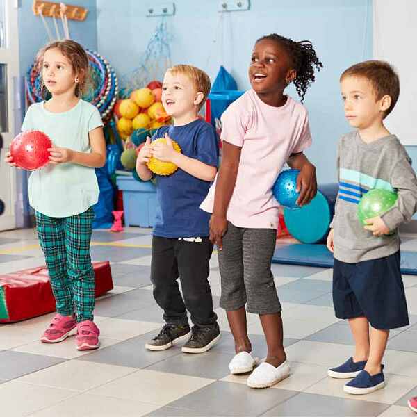 Kinder spielen mit Bällen