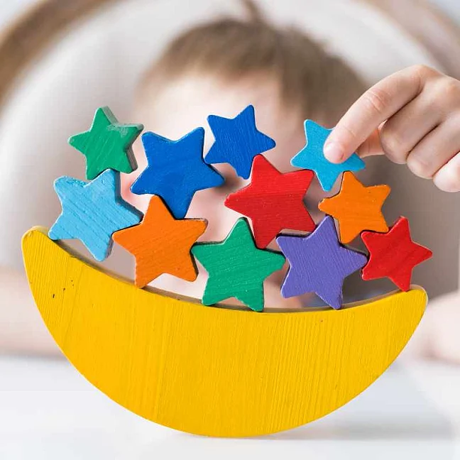 Holzmond auf dem bunte Holzsterne gestapelt werden