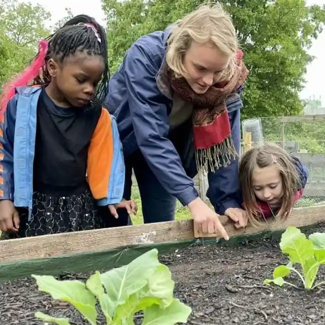 Lucia Grundmann mit zwei Kindern aus dem Kinderhafen Tenever am Hochbeet.